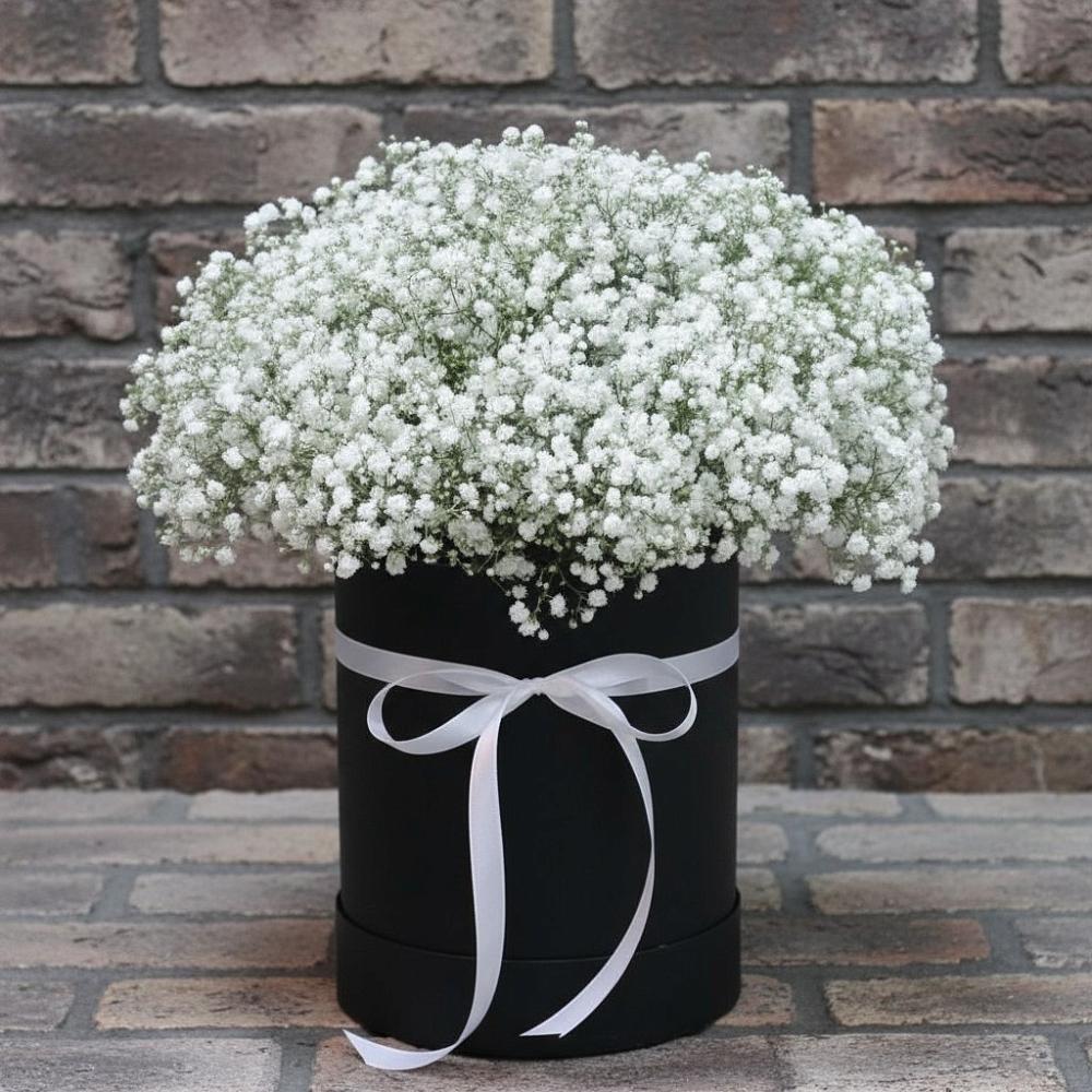 Цветочная композиция из Гипсофила в шляпной коробке в Грабово