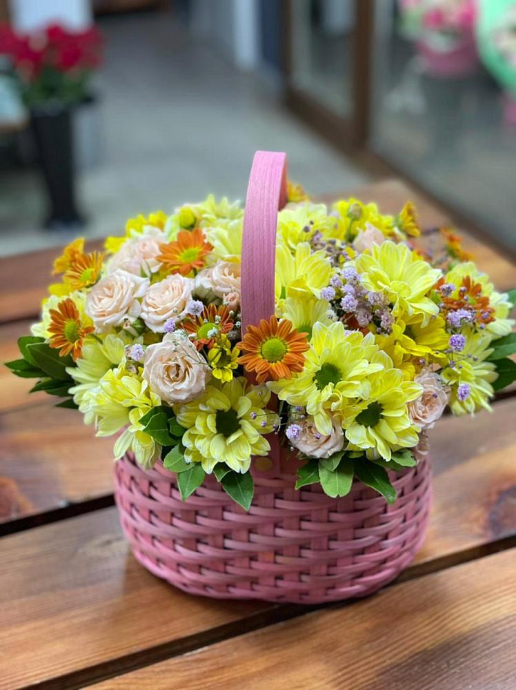 Цветочная композиция из Хризантемы и Розы в корзине в Грабово