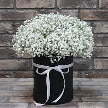 Цветочная композиция из Гипсофила в шляпной коробке в Грабово