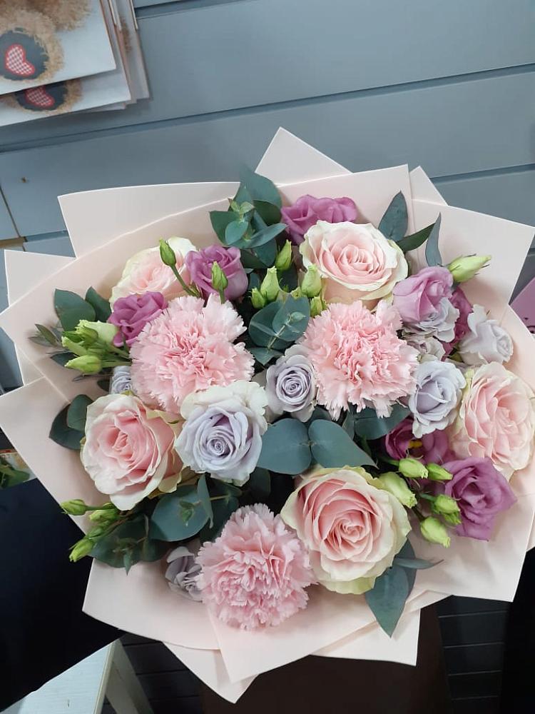 Букет цветов из: Розы, Гвоздики и Лизиантусы в Грабово